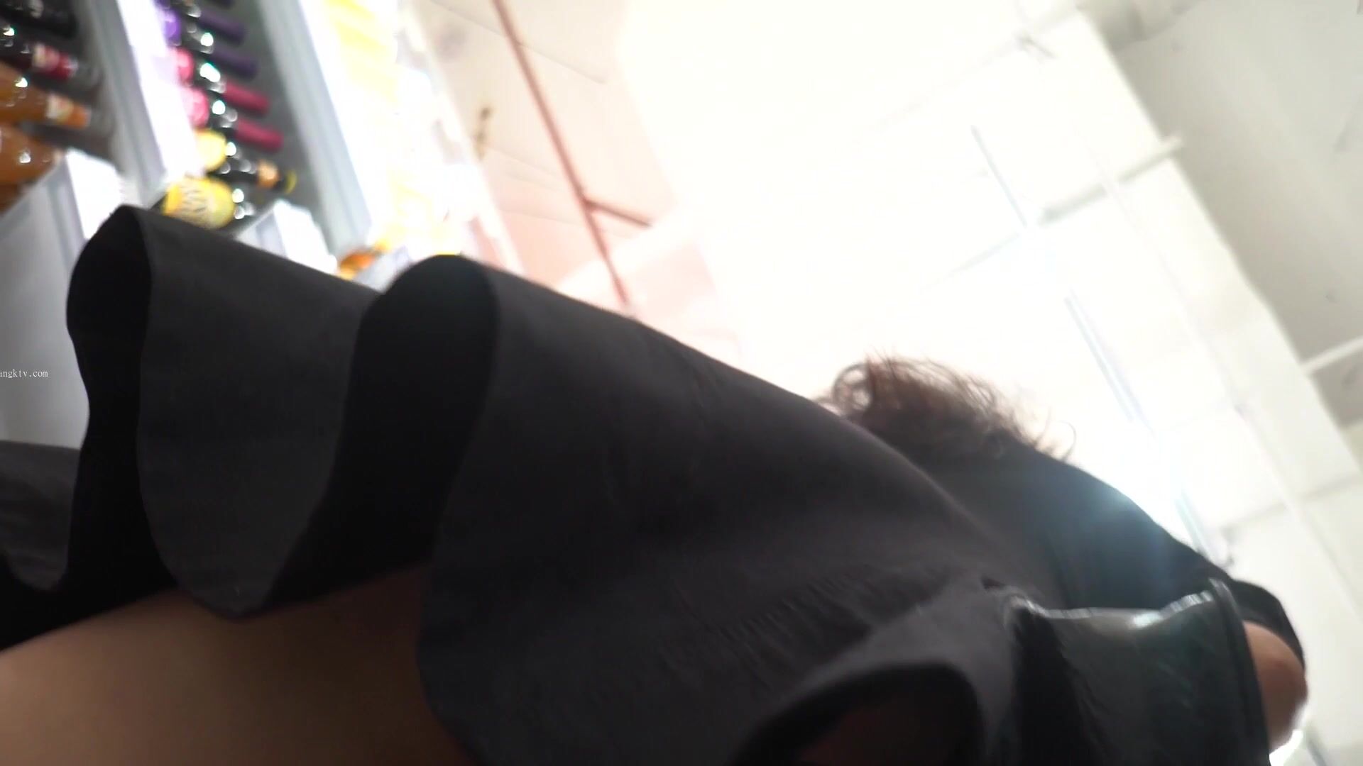 CD偷拍大师YC342 黑裙美女逛商场一路跟拍骚丁女选东西的时候还在镜头前弯腰屁股真骚