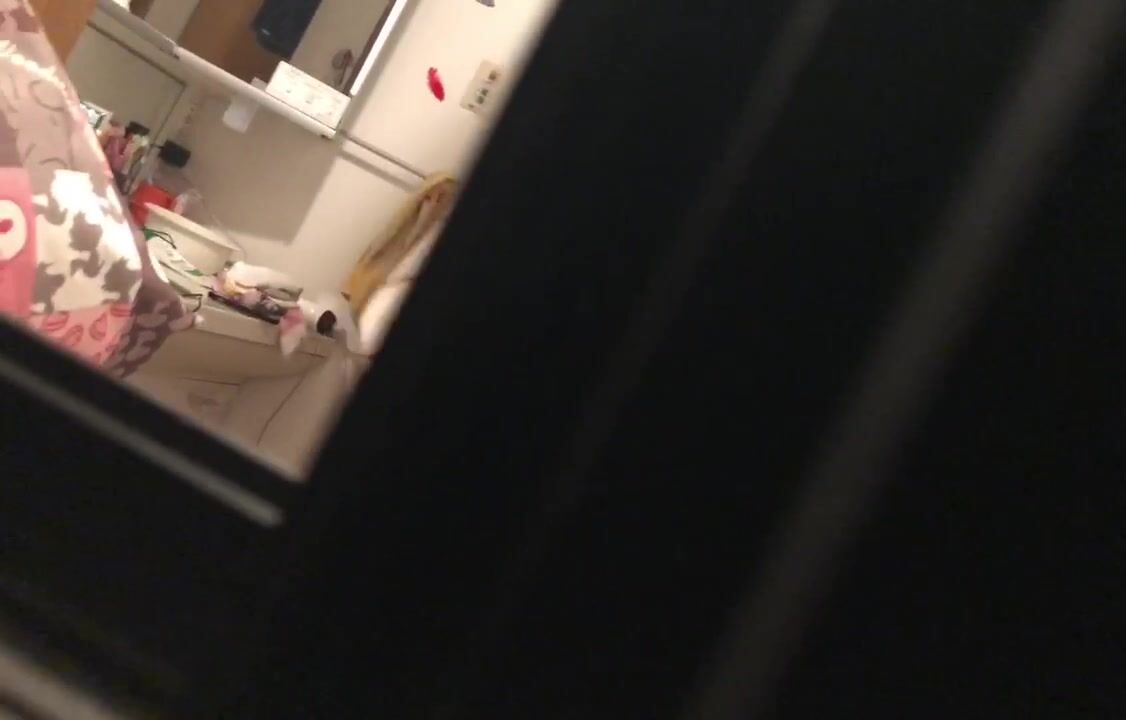 冒死趴窗偷窥房东的女儿洗澡人漂亮身材还不错