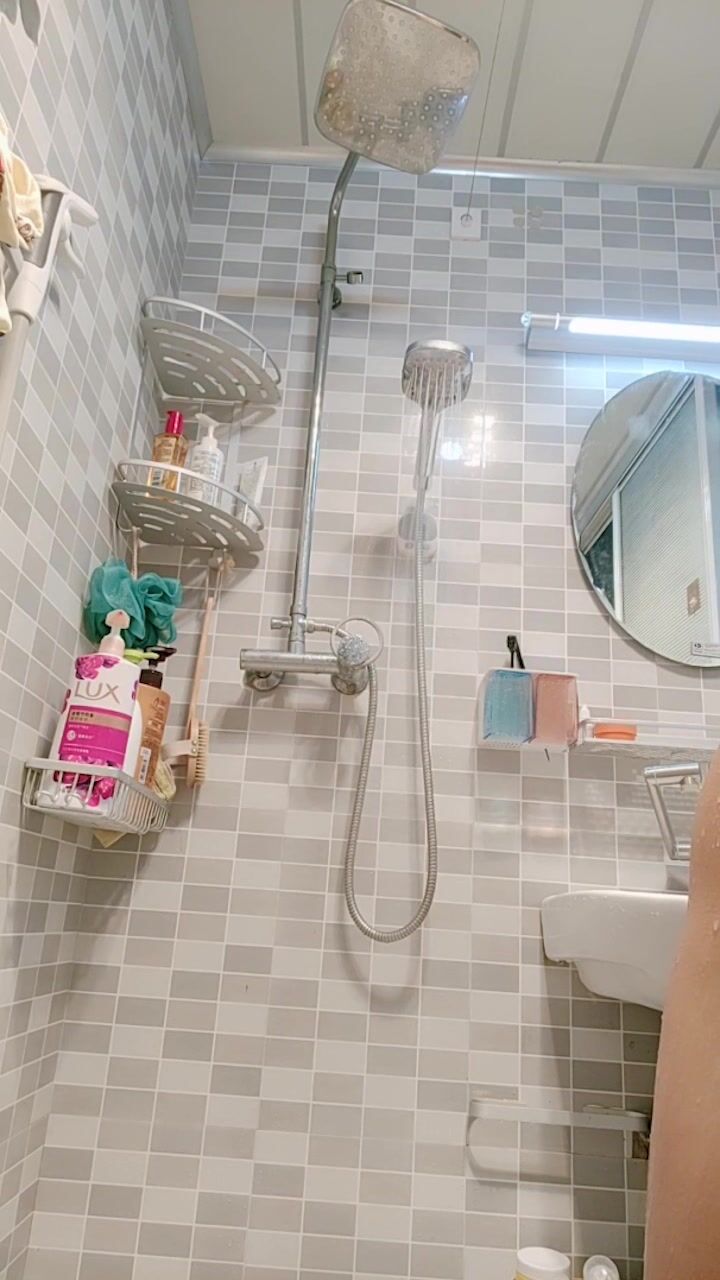 手机打开熄屏后台录像后放到卫生间偷拍姐姐洗澡 姐姐还看了一下手机发现是黑屏就没在意