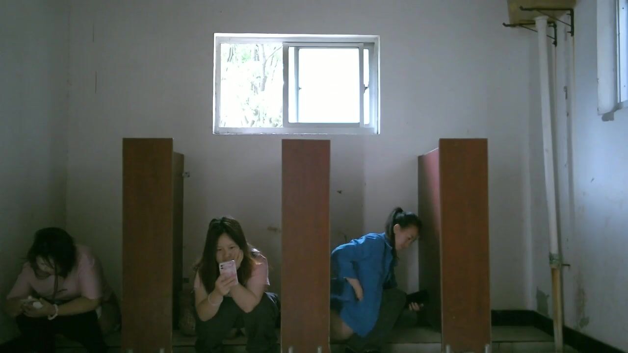 六月新流出 佼佼者全景工厂女工宿舍厕拍1镜4位置（完美展现全家景）星期天一整天