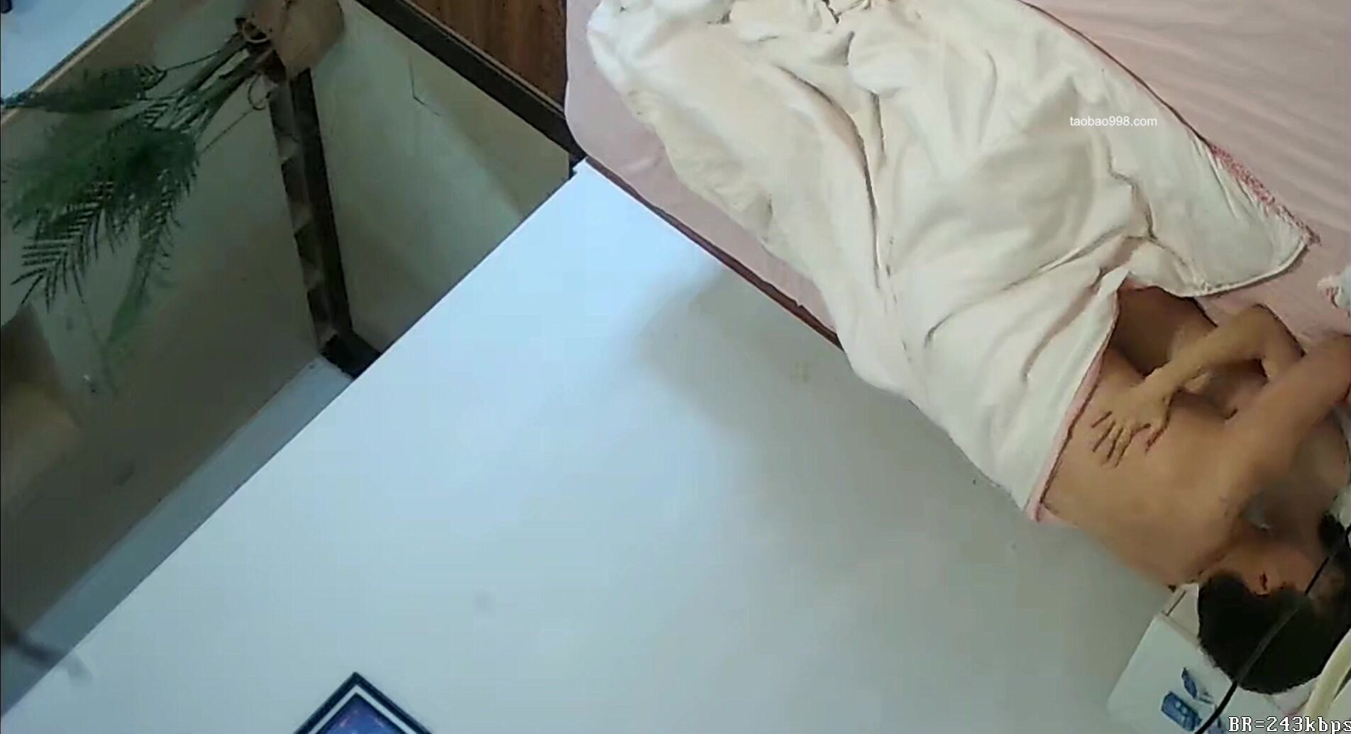 《居家摄像头破解》小伙带着漂亮的女盆友 各种姿势啪啪连干两炮
