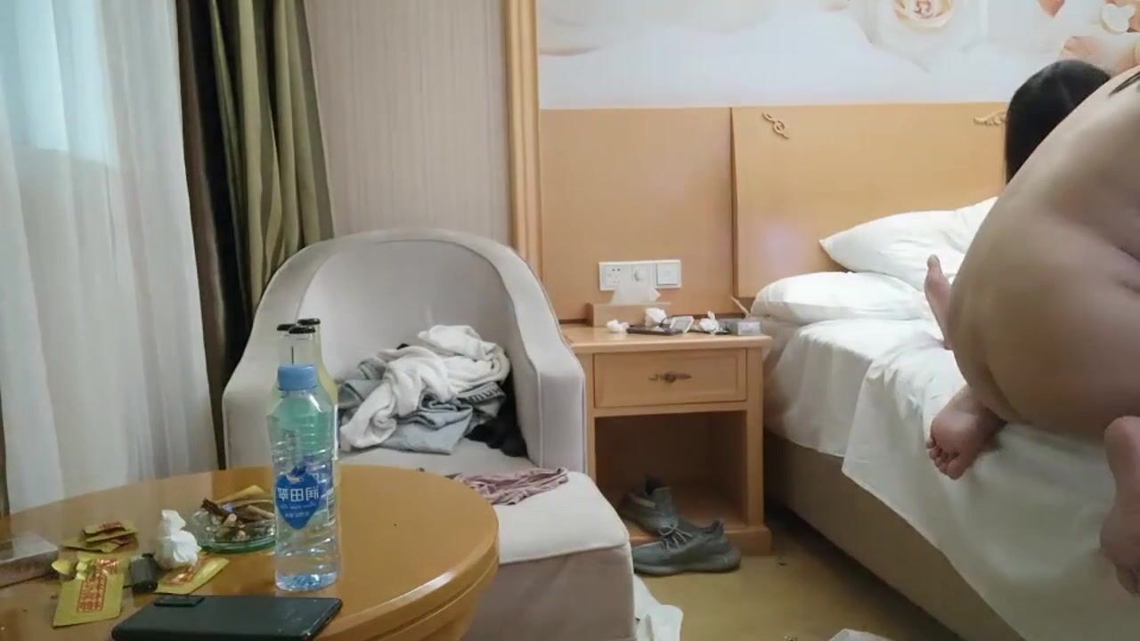 夫妻4P 看我们干 你老公干不了了 要射了给我射我逼里 身材丰满 两哥们不停轮换自己的老婆无套输出